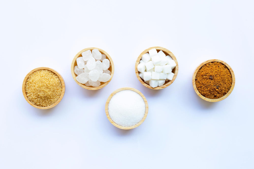 Açúcares e adoçantes naturais como mel, stevia e xarope de agave para adoçar alimentos de forma mais natural.