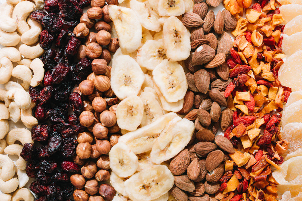 Sementes e bagas naturais ricas em nutrientes, ideais para complementar uma alimentação saudável e equilibrada.