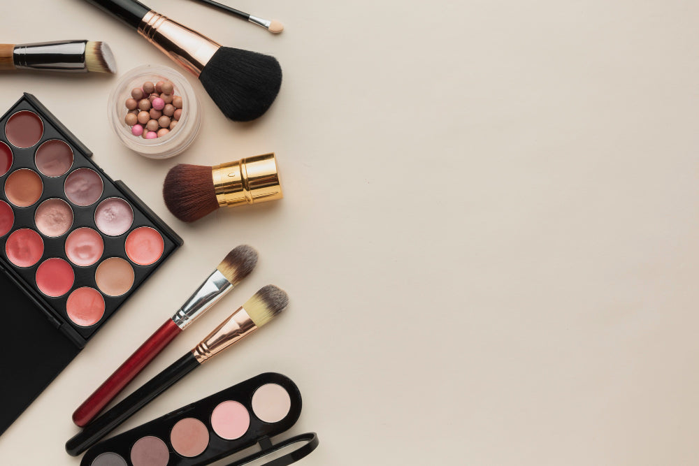 Produtos de maquilhagem para realçar a beleza natural e cuidar da pele no dia a dia.