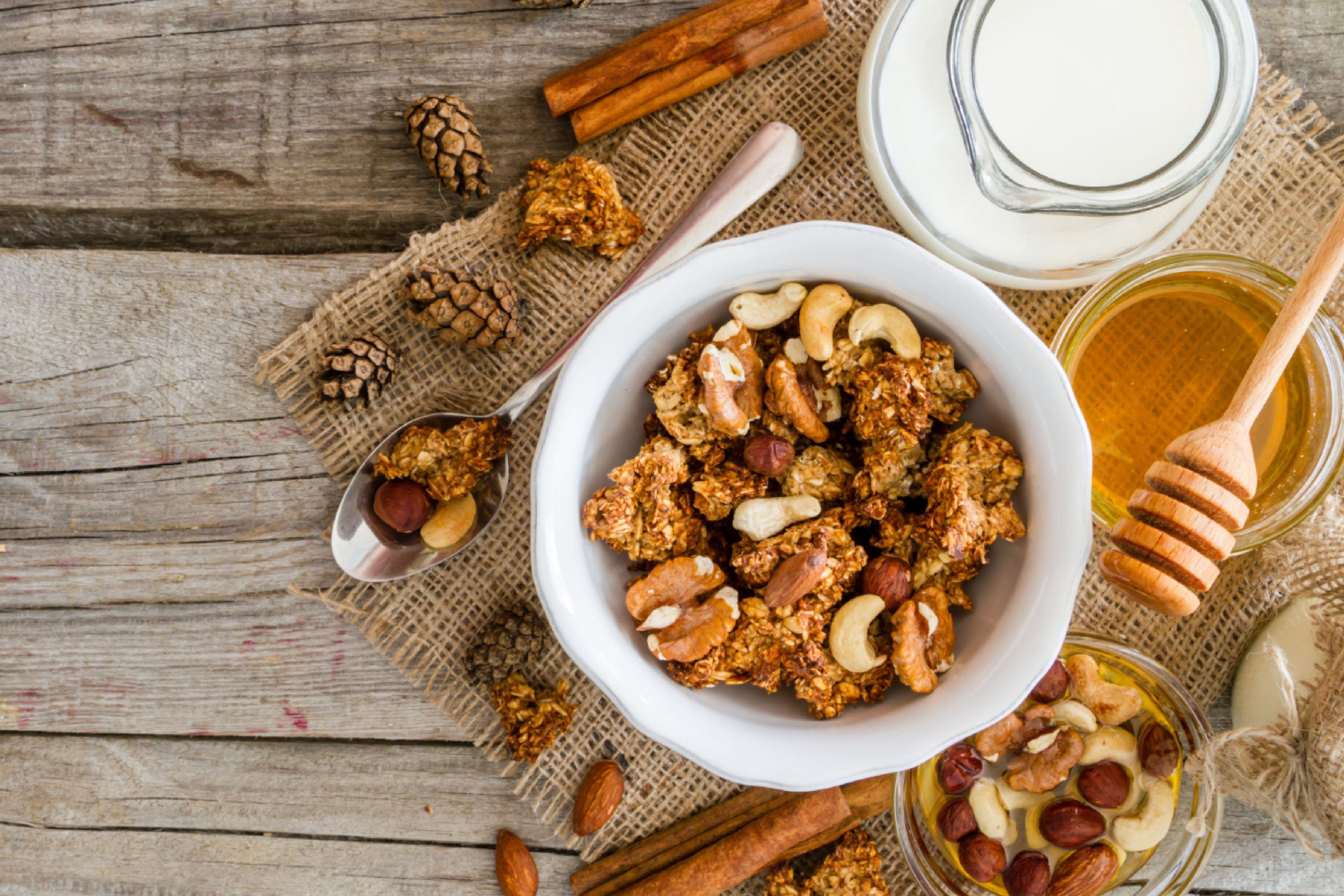 Granola natural com frutos secos e mel, opção nutritiva para pequeno-almoço e alimentação saudável.