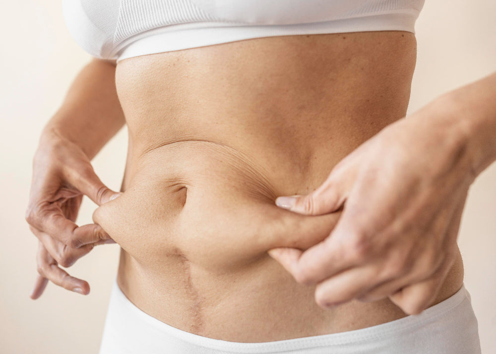 Foco na zona abdominal, transmitindo controlo, definição e objetivo de melhoria da composição corporal.