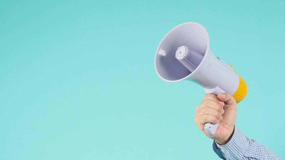 Megafone em destaque, transmitindo comunicação, destaque e chamada de atenção para uma mensagem importante.