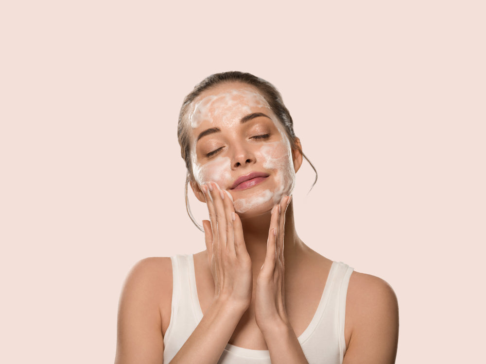 Produtos de cuidado facial desenvolvidos para limpar, hidratar e proteger a pele do rosto diariamente.
