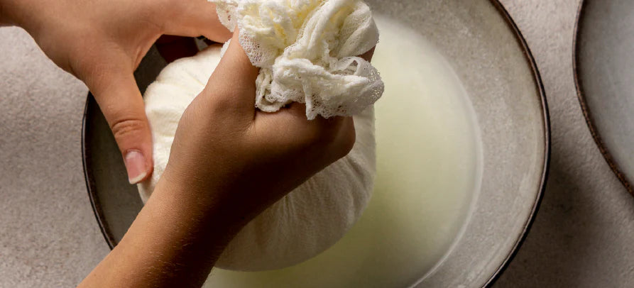 Preparação artesanal de whey, transmitindo pureza, origem proteica e cuidado no processo de produção.