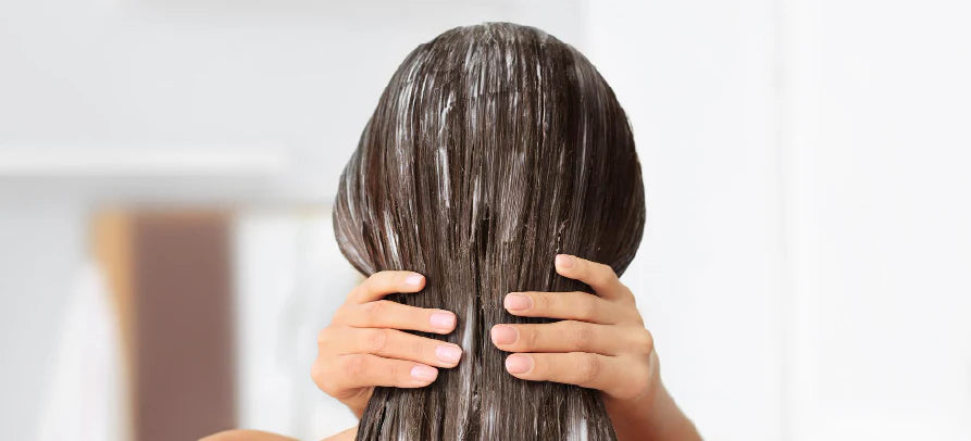 Aplicação de máscara capilar em destaque, transmitindo nutrição intensa, reparação e cuidado profundo para um cabelo mais saudável e sedoso.