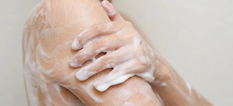 Cuidado corporal em destaque, transmitindo limpeza, suavidade e bem-estar na rotina diária de higiene.