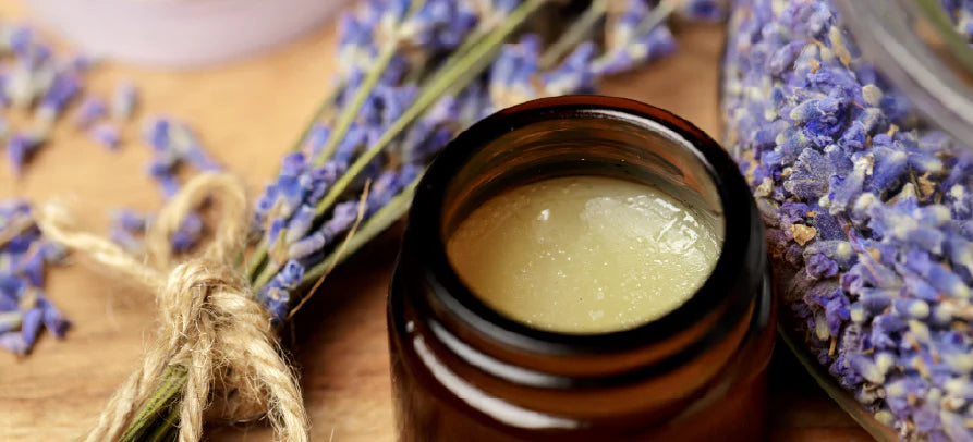 Bálsamo natural em destaque com lavanda, transmitindo cuidado suave, propriedades calmantes e bem-estar de origem natural.