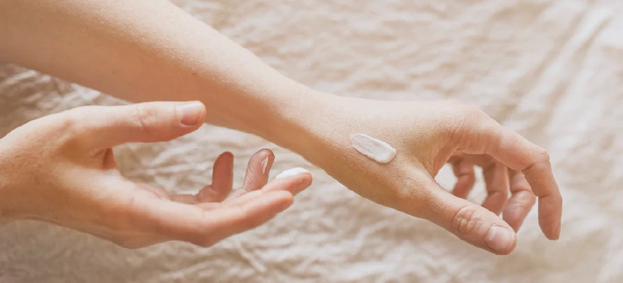 Aplicação de creme na pele, transmitindo hidratação, cuidado diário e suavidade para um aspeto saudável.