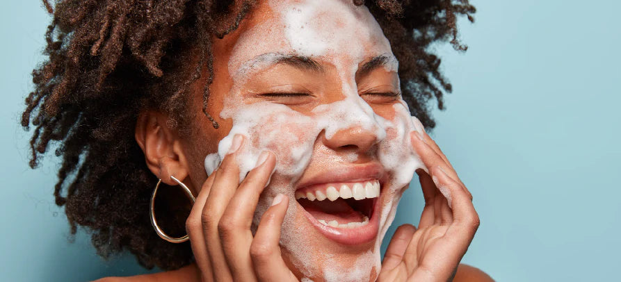 Rotina de limpeza facial em destaque, transmitindo purificação, frescura e cuidado essencial para uma pele saudável.