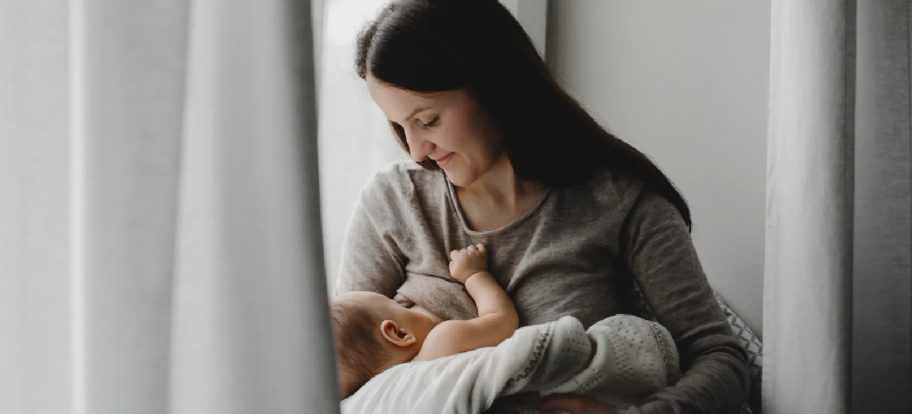 Momento de amamentação em destaque, transmitindo cuidado, ligação e nutrição essencial nos primeiros meses de vida.