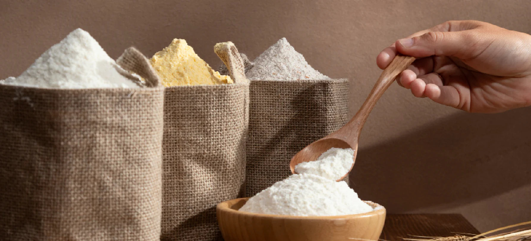 Farinhas em destaque, transmitindo versatilidade, origem natural e base para uma alimentação equilibrada.