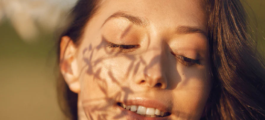 Pele iluminada pela luz natural, transmitindo vitalidade, proteção e bem-estar associado à vitamina D.