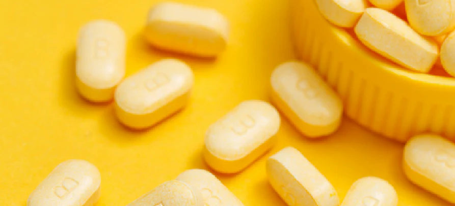 Comprimidos de vitamina B em destaque, transmitindo energia, vitalidade e suporte ao metabolismo diário.