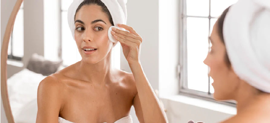Aplicação de tónico facial em destaque, transmitindo frescura, equilíbrio e preparação da pele para os cuidados seguintes.