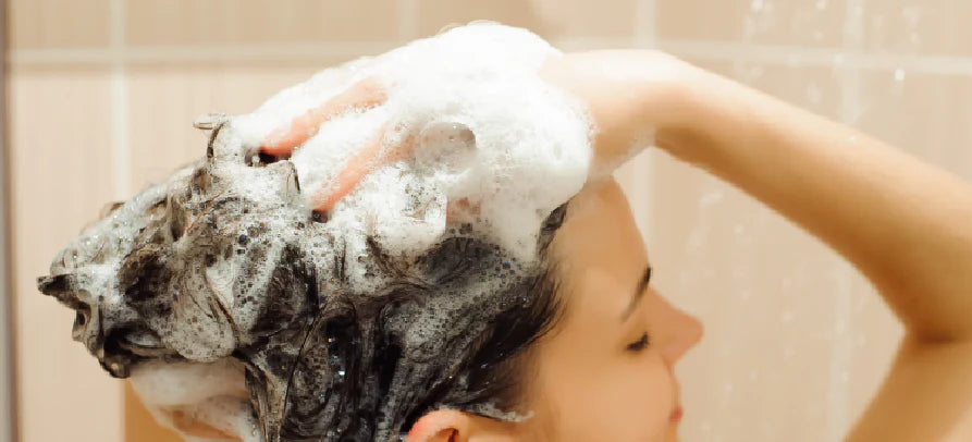 Lavagem capilar em destaque, transmitindo frescura, limpeza profunda e cuidado diário para um cabelo saudável.
