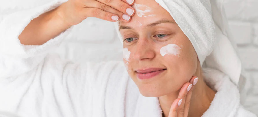 Rotina de cuidado facial em destaque, transmitindo hidratação, proteção e bem-estar para uma pele saudável.