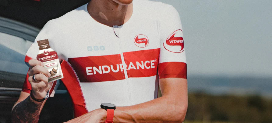 Atleta com bebida Endurance Cappuccino Choc ao leite, associando energia, performance e praticidade antes ou durante o treino.