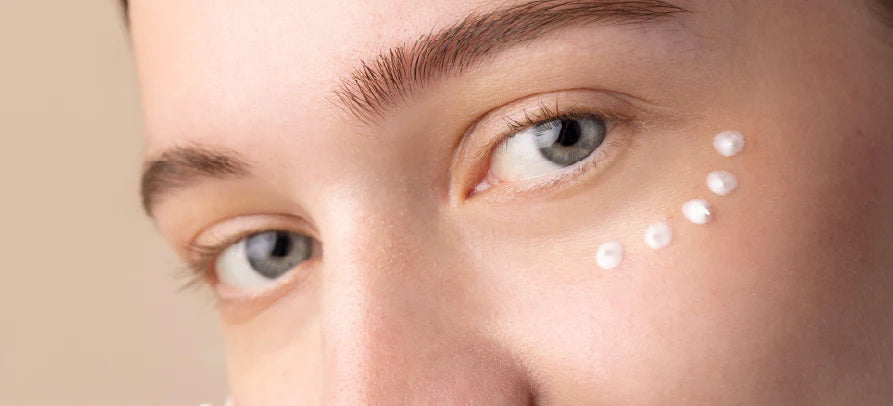 Aplicação de creme no contorno dos olhos, transmitindo cuidado delicado, hidratação e luminosidade na rotina facial.
