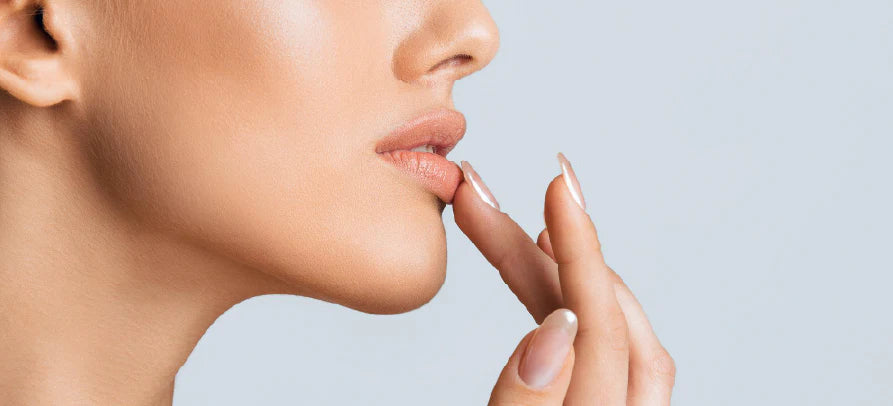 Aplicação de cuidado labial em destaque, transmitindo hidratação, suavidade e proteção para lábios saudáveis.