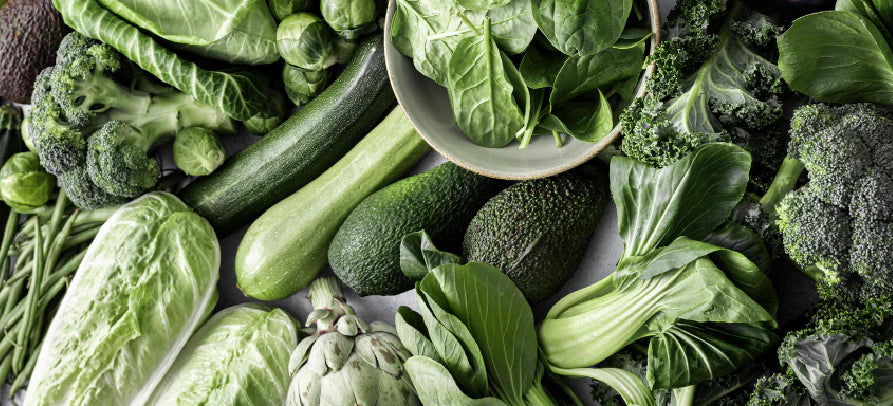 Vegetais verdes em destaque, transmitindo uma fonte natural de vitamina K, equilíbrio e apoio à saúde do organismo.