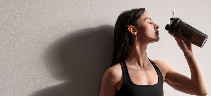 Momento pós-treino que transmite recuperação, hidratação e cuidado com o rendimento muscular.