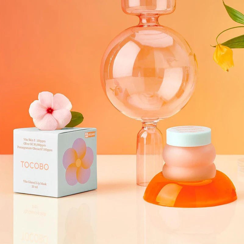 Máscara labial noturna com vitamina E, óleo de oliva e extrato de flor de romã. Hidrata intensamente, esfolia suavemente e deixa os lábios macios e renovados.