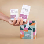 Box Hidratação Bema Bio é um conjunto de cuidados orgânicos desenvolvido para nutrir e hidratar profundamente a pele. Inclui produtos naturais certificados que promovem o equilíbrio e o bem-estar cutâneo, sendo ideal para todos os tipos de pele.