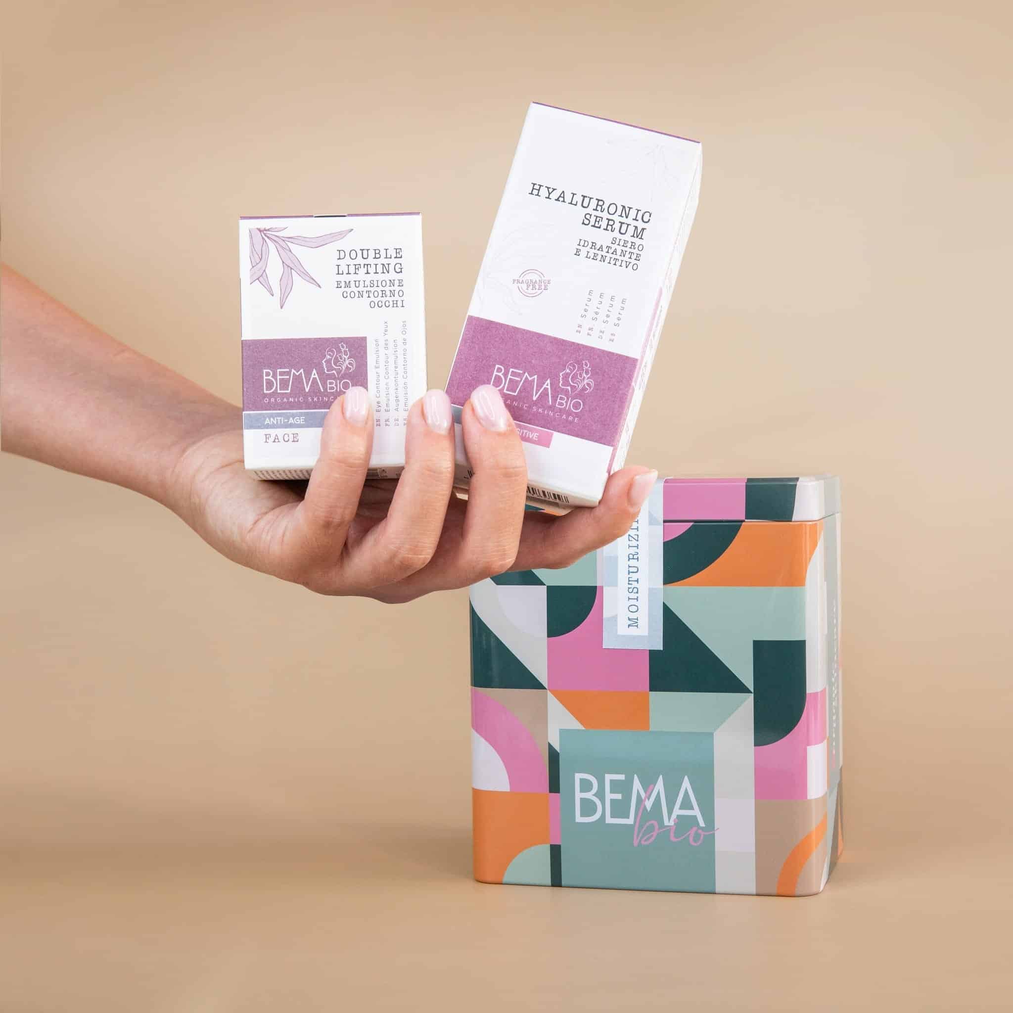 Box Hidratação Bema Bio é um conjunto de cuidados orgânicos desenvolvido para nutrir e hidratar profundamente a pele. Inclui produtos naturais certificados que promovem o equilíbrio e o bem-estar cutâneo, sendo ideal para todos os tipos de pele.