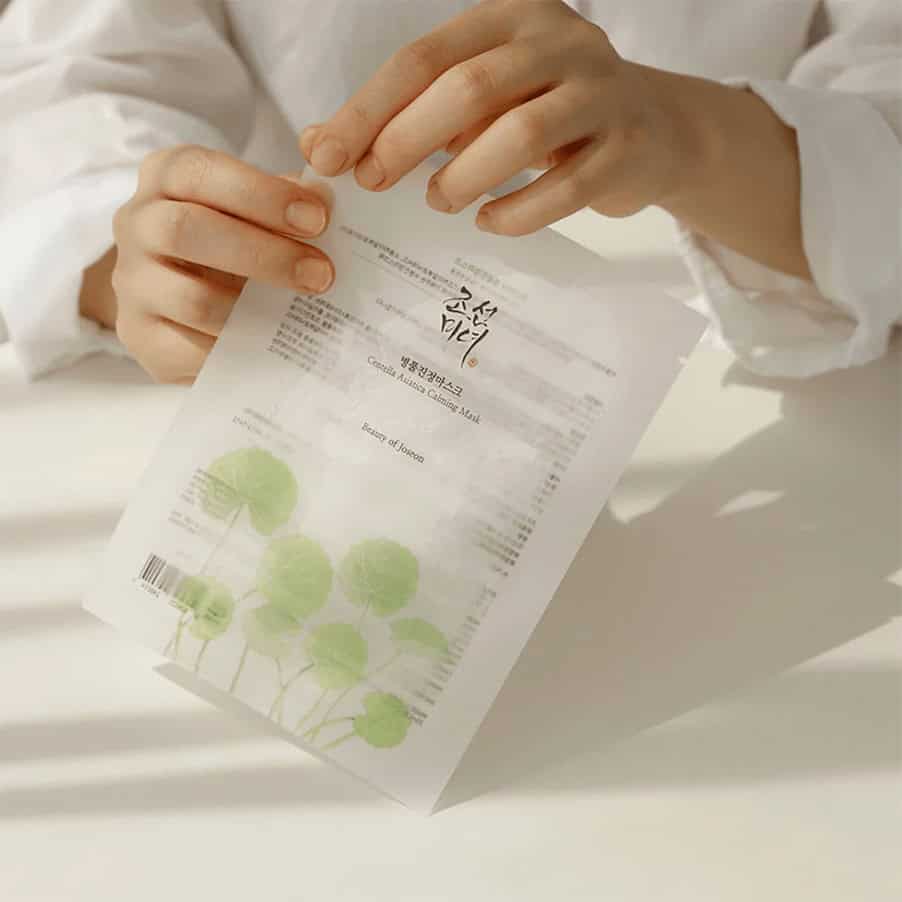 Máscara facial da Beauty of Joseon com embalagem minimalista em tons claros, destacando a Centella Asiatica como ingrediente principal