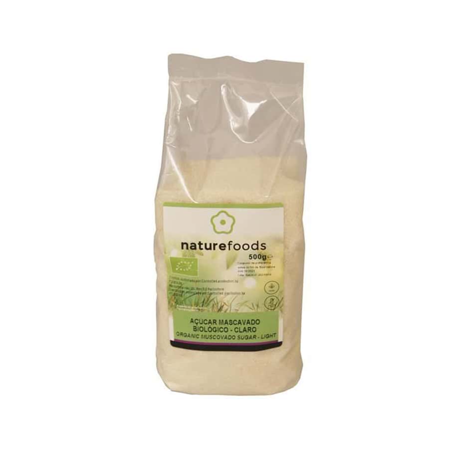 Azúcar moreno claro orgánico de la marca Naturefoods, en un paquete de 500 g, azúcar de caña integral sin refinar con un sabor suave y notas de caramelo.