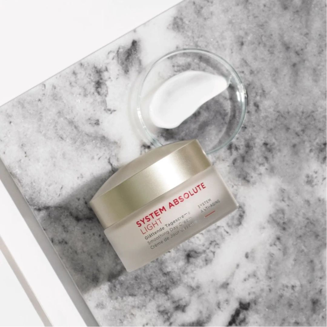 Creme de Dia Anti-Idade System Absolute Light 50ml Annemarie Börlind, cuidado facial de textura leve para pele madura, formulado para melhorar a firmeza, elasticidade e suavidade da pele.