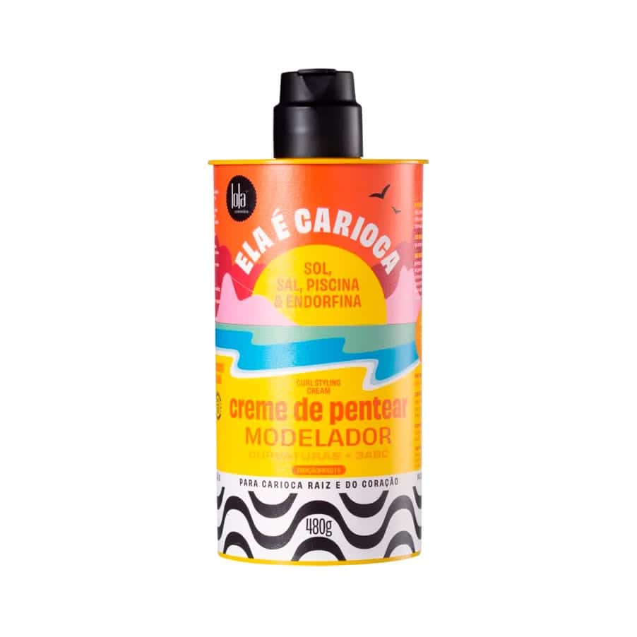 La crema de peinado Carioca de Lola (480 g) define e hidrata el cabello, controlando el encrespamiento y aportando brillo y suavidad. Ideal para cabello ondulado, rizado o encrespado, mantiene la forma y la suavidad de las hebras.