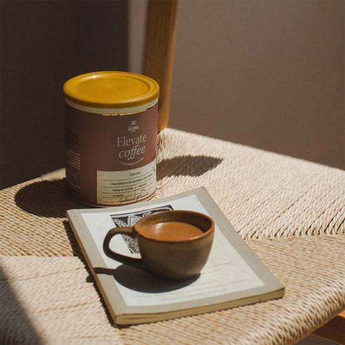 Elevate Coffee Expresso é um suplemento funcional em pó com cafeína, taurina, colina, N-acetil-carnitina, extrato de cogumelo Lion’s Mane, TCM 