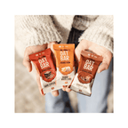 Barrita de avena Iswari con sabor a chocolate negro, ecológica, en envase de 40 g, un tentempié saludable y energizante.
