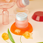 Máscara labial noturna com vitamina E, óleo de oliva e extrato de flor de romã. Hidrata intensamente, esfolia suavemente e deixa os lábios macios e renovados.