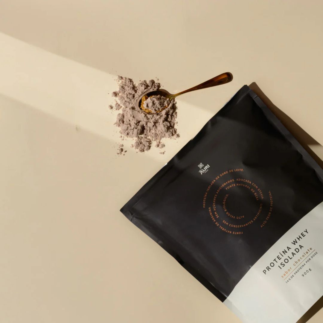 Proteína Whey Isolada Chocolate 900gr Auri Foods em embalagem de suplemento proteico em pó.
