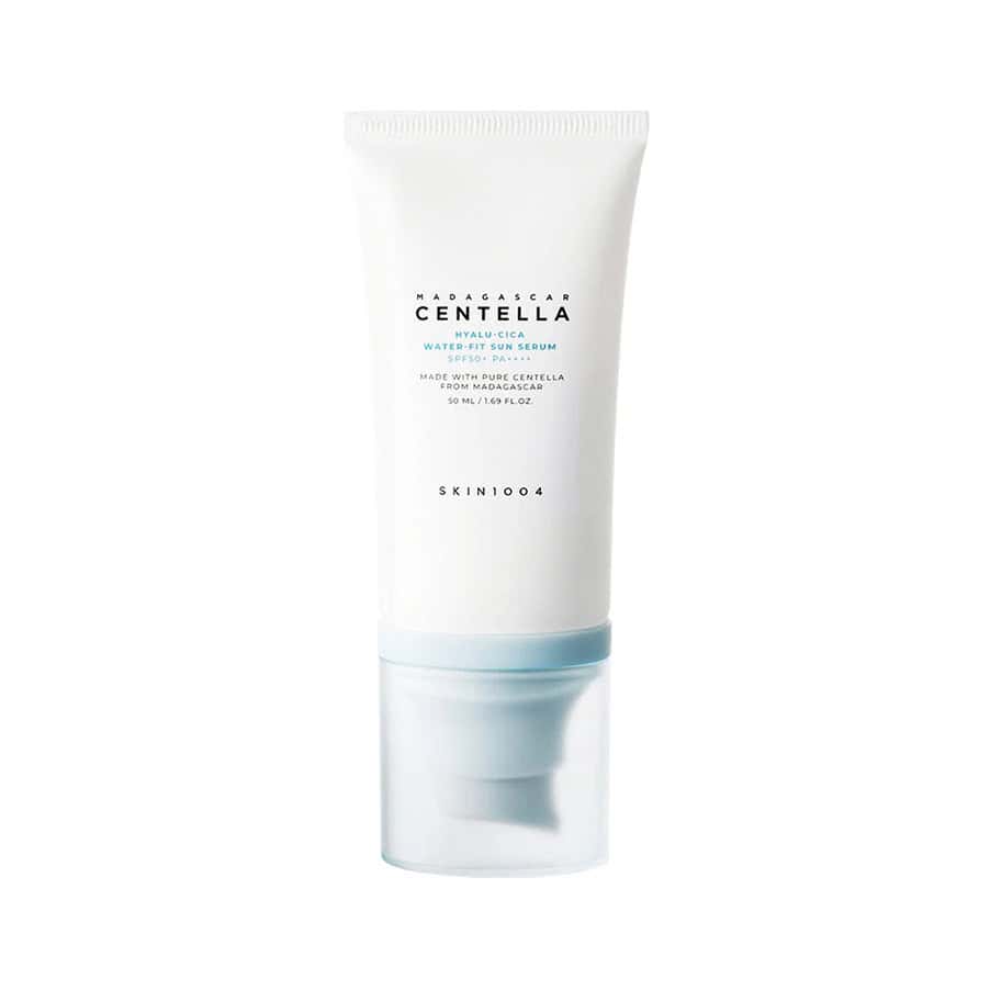 Skin1004 Madagascar Centella Hyalu-Cica Water-Fit Sun Serum SPF50+, botella de 50 ml, un sérum ligero con alta protección solar y efecto calmante.