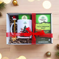 Infusión ayurvédica de tulsi, canela y giloy orgánica de la India en envase navideño, con una mezcla de hierbas orgánicas y elementos festivos.