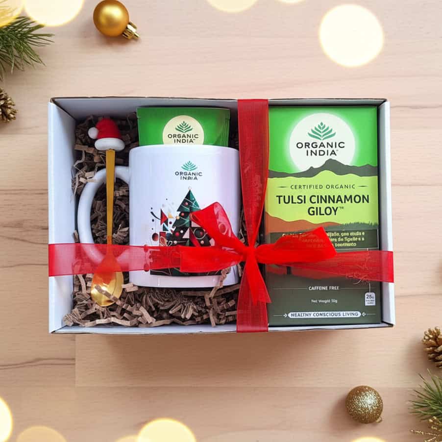 Infusión ayurvédica de tulsi, canela y giloy orgánica de la India en envase navideño, con una mezcla de hierbas orgánicas y elementos festivos.