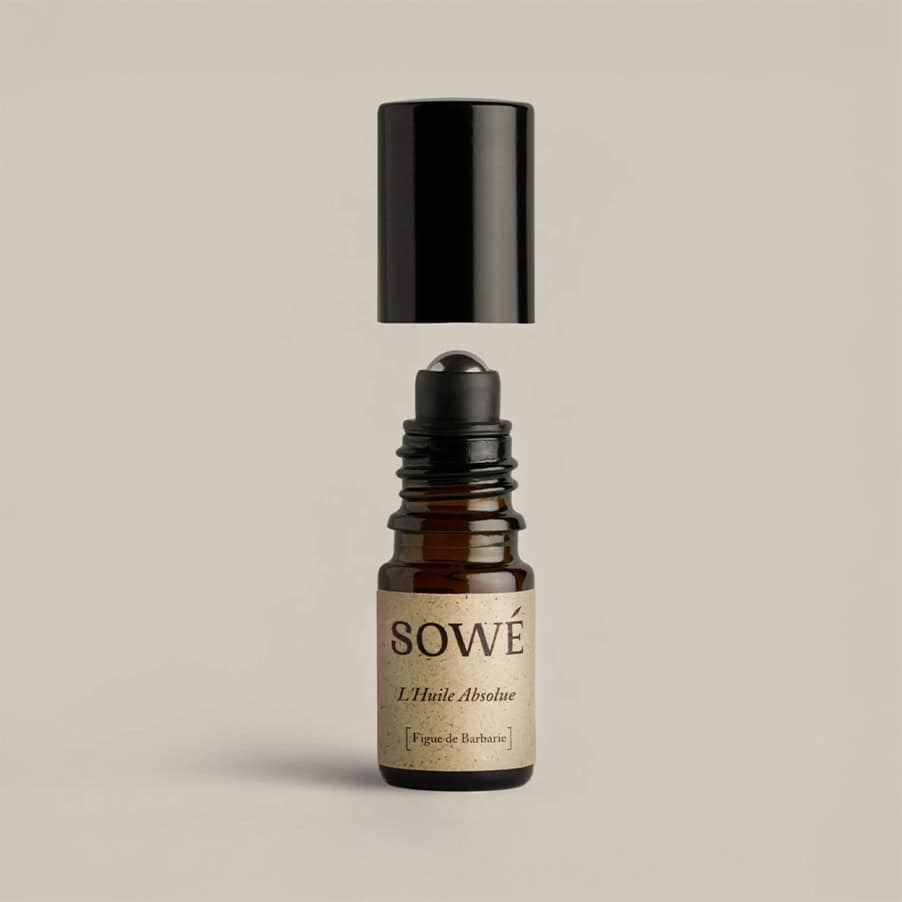 La crema contorno de ojos en roll-on de 5 ml de Sowé, con aceite absoluto de higo chumbo, es ideal para hidratar y revitalizar la zona de los ojos.