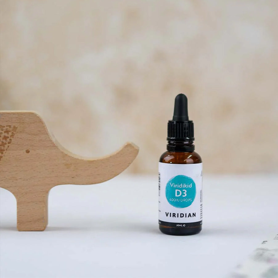 Viridikid Vitamina D3 400IU Gotas 30ml Viridian é um suplemento alimentar líquido com vitamina D3, pensado para uma utilização simples no dia a dia. Cada dose de 0,5 ml fornece 400 UI, ou 10 µg, de vitamina D3 sob a forma de colecalciferol.