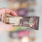 Barra energética Buddha Energy Bar Iswari de alfarroba e avelã em embalagem individual de 35g