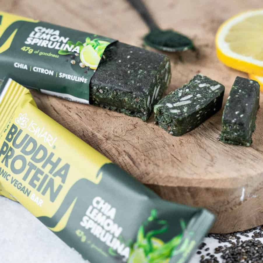 Barra proteica Buddha Protein Bar Iswari de chia, limão e spirulina em embalagem individual de 47g