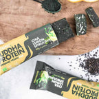 Barra proteica Buddha Protein Bar Iswari de chia, limão e spirulina em embalagem individual de 47g