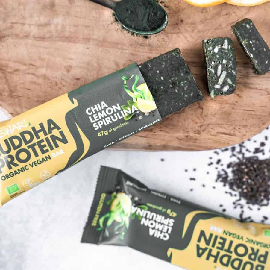Barra proteica Buddha Protein Bar Iswari de chia, limão e spirulina em embalagem individual de 47g