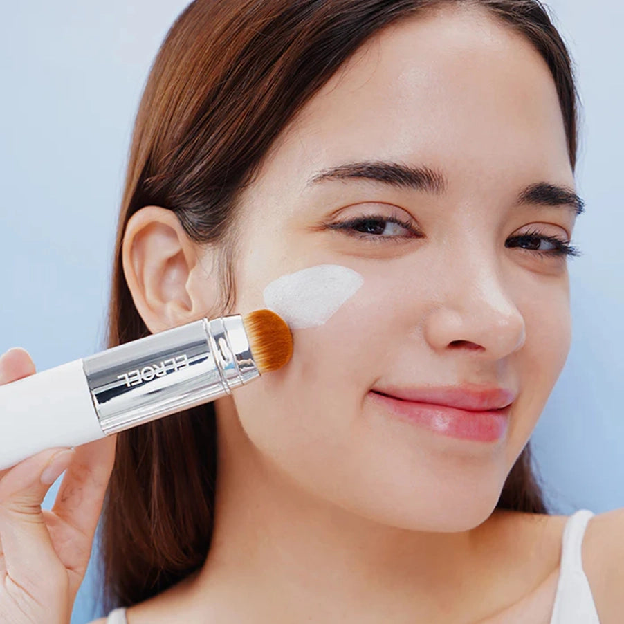 Base em Stick Blanc Cover Cream Medium 13 g da Elroel, base cremosa em stick de tom médio para uniformizar a tez e facilitar a aplicação da maquilhagem.