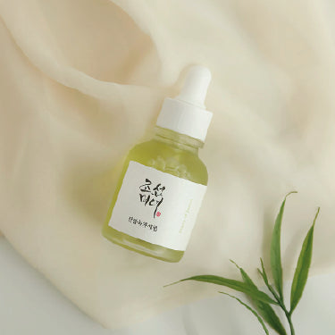 Sérum Beauty of Joseon com conta-gotas, apresentado num cenário minimalista em tons claros com uma planta verde.