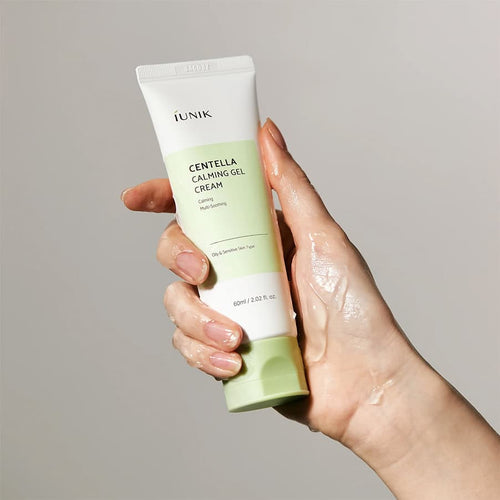 Crema-gel calmante Iunik con Centella Asiática en tubo de 60 ml para hidratar y suavizar la piel sensible.