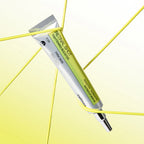 El Vita-A Retinal Shot Tightening Booster de Celimax, de 15 ml, es un producto para el cuidado facial que contiene un 0,1 % de retinal liposomal, Matrixyl 3000 y pantenol para mejorar la textura, la firmeza y reducir los poros.
