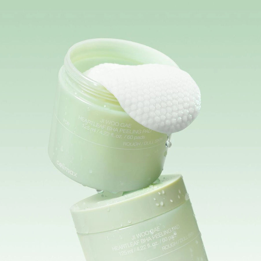 Discos esfoliantes faciais Ji Woo Gae Heartleaf BHA Peeling Pad Celimax em embalagem de 125 ml.